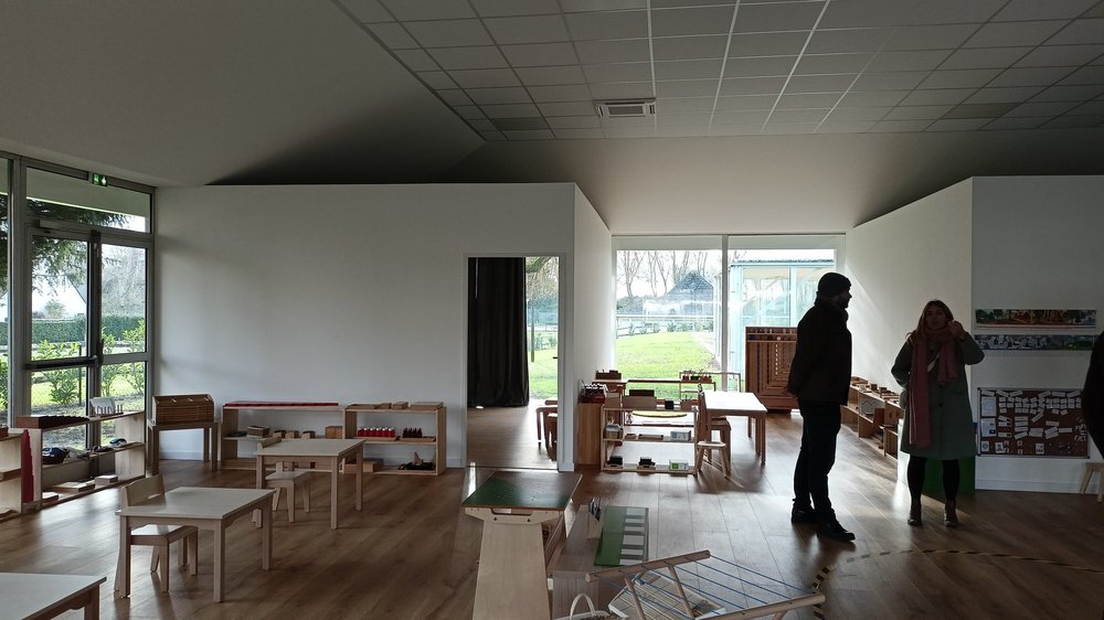 La grande salle devenue classe Montessori  mobilier bois et matériel pédagogique