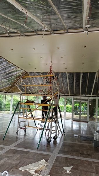 La grande salle en chantier  pose du faux-plafond et de l'isolation