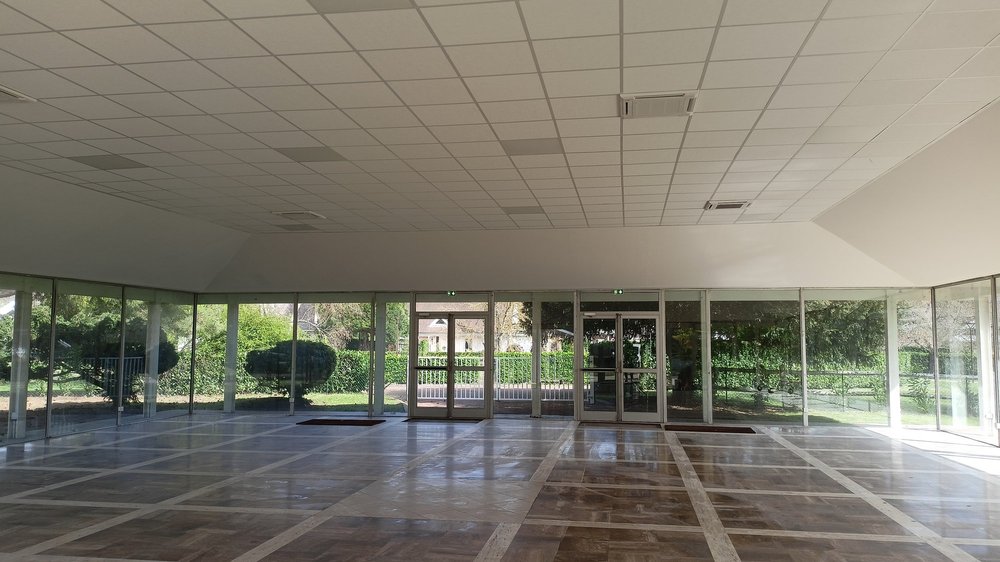 La grande salle terminée  plafond blanc, sol en marbre, parois entièrement vitrées