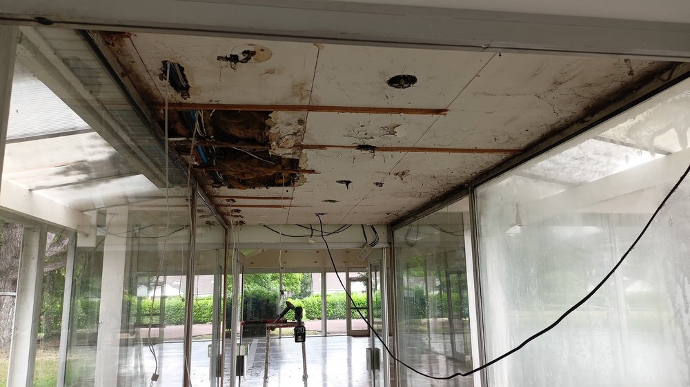 Le passage couvert en chantier; plafond ouvert et réseaux apparents