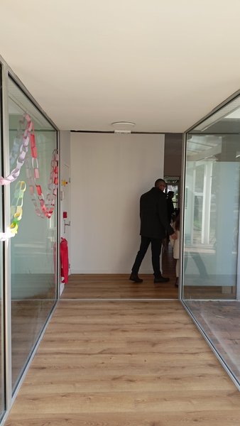 Le passage couvert terminé reliant deux bâtiments  parquet et parois vitrées