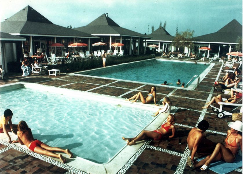 Le site dans les années 1980 piscine et restaurant en pleine activité