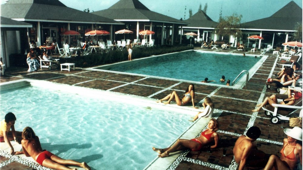 Le site dans les années 1980 piscine et restaurant en pleine activité