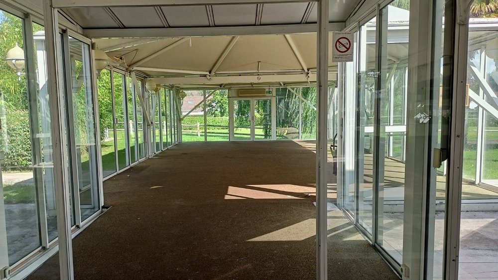 L'espace des chapiteaux avant travaux; structure de tente d'origine et ancienne moquette