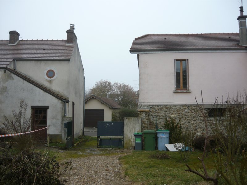 Terrain avant vue vers la rue